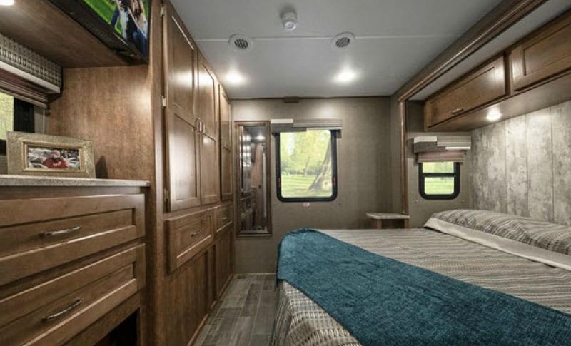  winnebago intent rv master bedroom